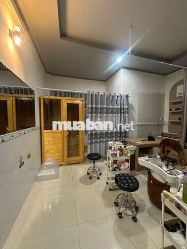 Nhà mặt tiền ngay chân cầu Trần Hoàng Na, thuận tiện buôn bán