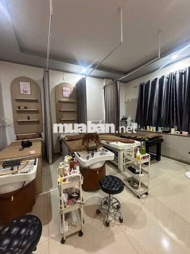 Nhà mặt tiền ngay chân cầu Trần Hoàng Na, thuận tiện buôn bán