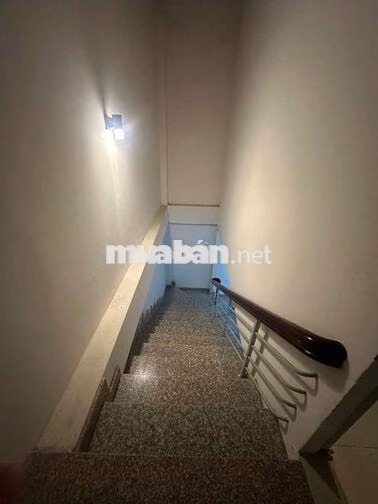 Nhà mặt tiền ngay chân cầu Trần Hoàng Na, thuận tiện buôn bán