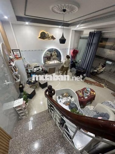 Nhà mặt tiền ngay chân cầu Trần Hoàng Na, thuận tiện buôn bán