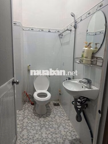 Nhà mặt tiền ngay chân cầu Trần Hoàng Na, thuận tiện buôn bán