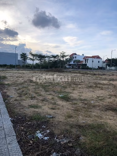 Bán nhanh đất ở mặt tiền đường, gần công viên, trung tâm thương mại