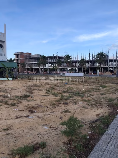 Bán nhanh đất ở mặt tiền đường, gần công viên, trung tâm thương mại