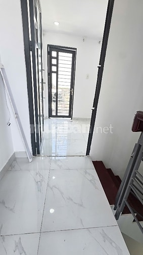 NHÀ MỚI VÀO Ở NGAY SÁT TRƯỜNG HỌC BÌNH LONG 