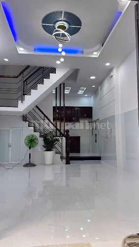 NHÀ MỚI VÀO Ở NGAY SÁT TRƯỜNG HỌC BÌNH LONG 
