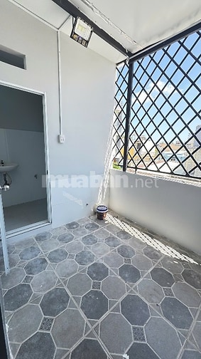 NHÀ MỚI VÀO Ở NGAY SÁT TRƯỜNG HỌC BÌNH LONG 