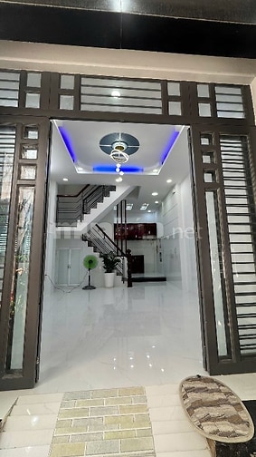 NHÀ MỚI VÀO Ở NGAY SÁT TRƯỜNG HỌC BÌNH LONG 