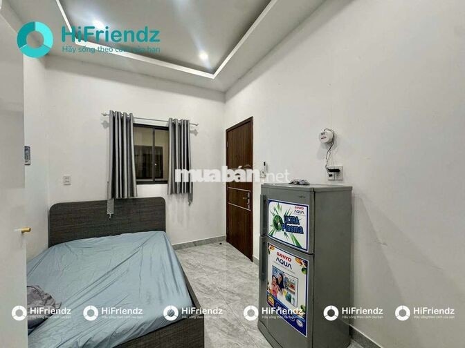 Phòng nhỏ gọn đầy đủ nội thất cửa sổ thông thoáng 