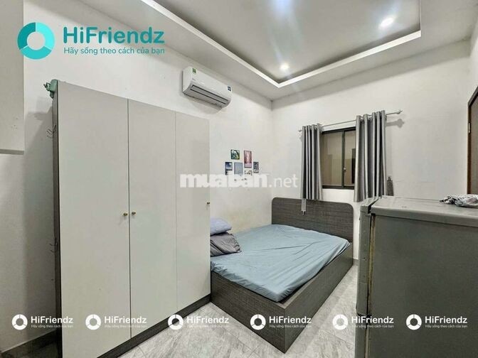 Phòng nhỏ gọn đầy đủ nội thất cửa sổ thông thoáng 