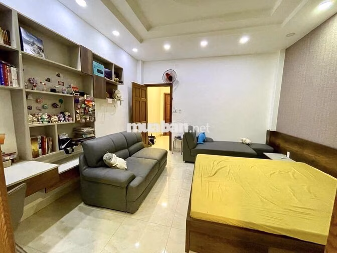 Cho thuê nhà CMT8, 3 tầng, 4 x 17m, hẻm xe hơi, chỉ 18.5tr/tháng