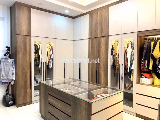 Cho thuê nhà CMT8, 3 tầng, 4 x 17m, hẻm xe hơi, chỉ 18.5tr/tháng