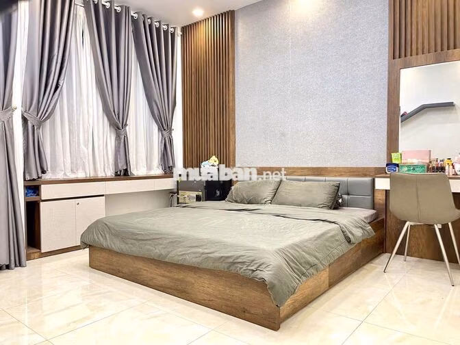 Cho thuê nhà CMT8, 3 tầng, 4 x 17m, hẻm xe hơi, chỉ 18.5tr/tháng