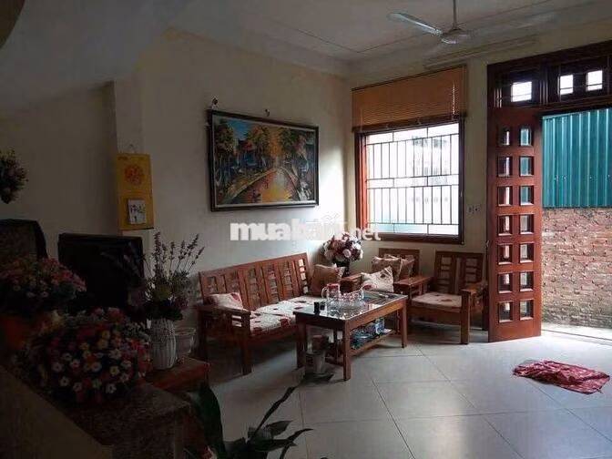 Cho thuê nhà Bát Khối - Ô tô đỗ gần - Đầy đủ nội thất. Giá 6,5tr
