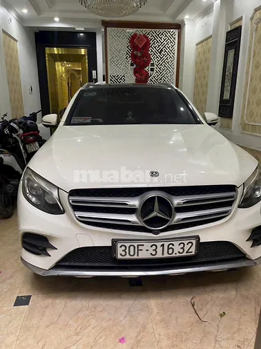 Chính chủ bán xe ô tô Mercedes C300 màu trắng, số tự động, ĐK 2019