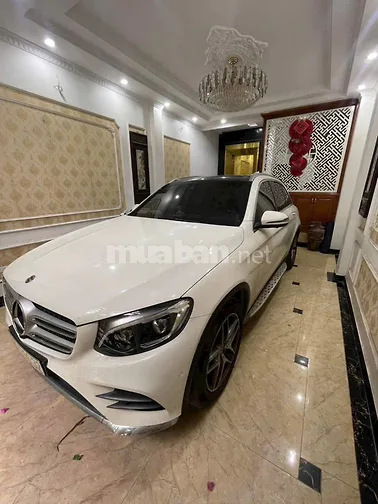 Chính chủ bán xe ô tô Mercedes C300 màu trắng, số tự động, ĐK 2019