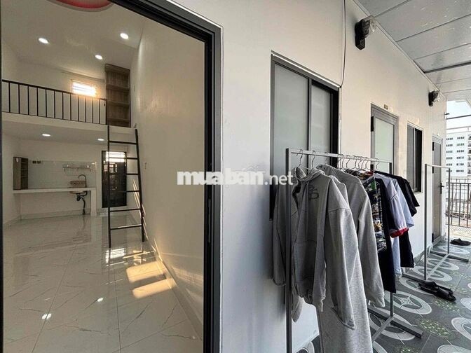 CHO THUÊ PHÒNG CÓ GÁC CAO 2,5M THANG MÁY, BAN CÔNG 2 CỬA SỔ PHÍ DV RẺ