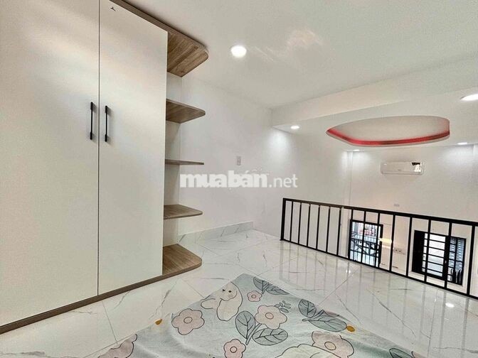 CHO THUÊ PHÒNG CÓ GÁC CAO 2,5M THANG MÁY, BAN CÔNG 2 CỬA SỔ PHÍ DV RẺ
