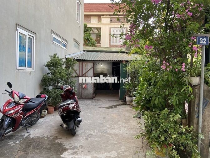 Nhà đất có sân rộng thoáng đỗ được oto 7 chỗ