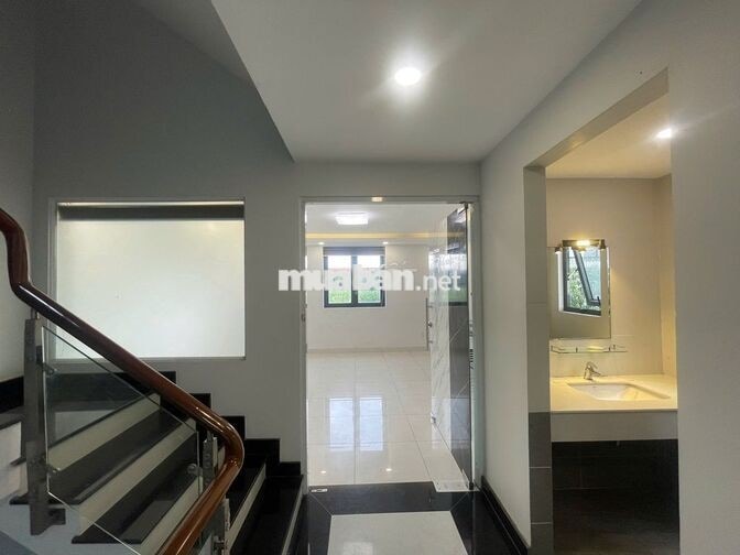 - Giáp Q7 -  Rộng : 30 m2 Cách TĐT , RMIT , PMH , Lotte Q7 chỉ 10’