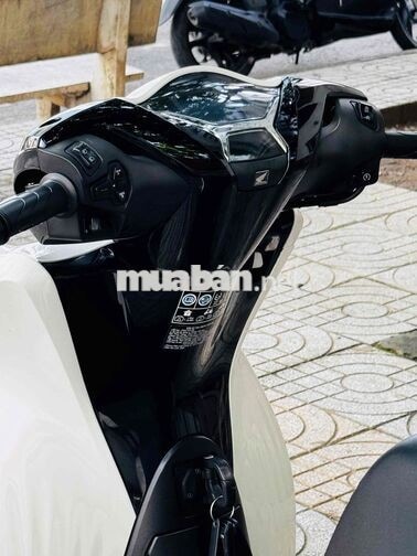 Honda SH 125i cuoi 2025 Trắng đen xe lướt 9 chủ