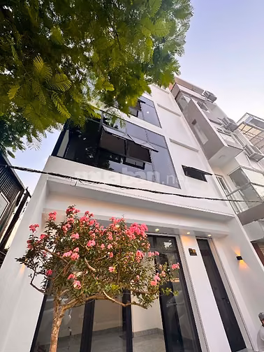Bán nhà mặt phố 5 tầng, đường Âu Cơ, phía lẻ Hồ Tây