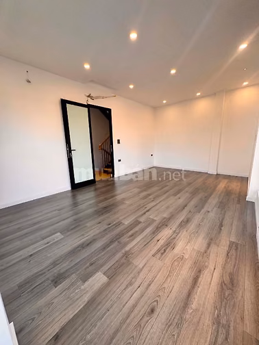 Bán nhà mặt phố 5 tầng, đường Âu Cơ, phía lẻ Hồ Tây