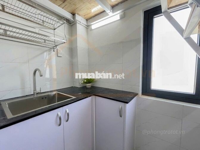 Trống sẵn 1 phòng cửa sổ trời ngay Liên Khu 4-5