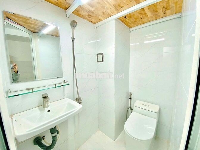 Trống sẵn 1 phòng cửa sổ trời ngay Liên Khu 4-5