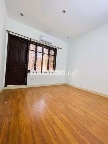 Mình cho thuê nhà nguyên căn ngõ Yên Lãng, Đống Đa. Oto đỗ cửa, sát mặ