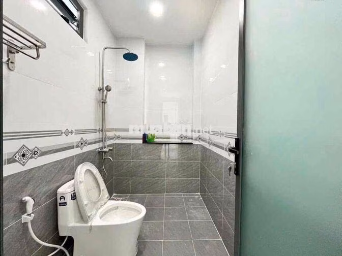 Cần tiền trả nợ ngân hàng cần bán gấp căn nhà 1 trệt 1 lầu.Hóc môn