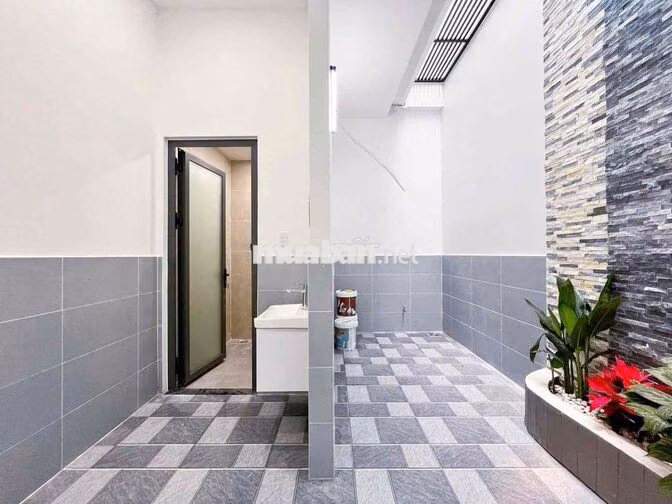 Cần tiền trả nợ ngân hàng cần bán gấp căn nhà 1 trệt 1 lầu.Hóc môn