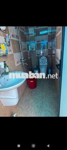 nhà căn gốc 4 phòng ngủ có 2 máy lạnh năng lượng mặt trời 