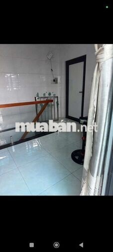 nhà căn gốc 4 phòng ngủ có 2 máy lạnh năng lượng mặt trời 