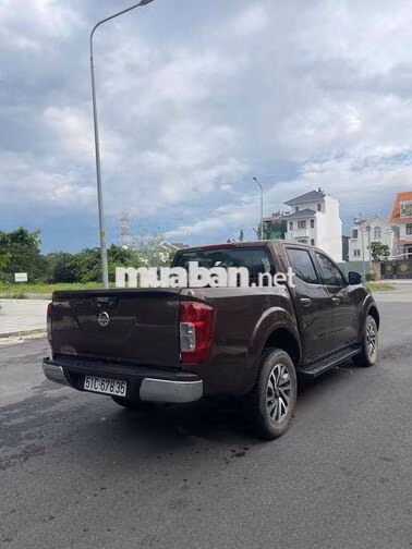 Nissan Navara 5 chỗ màu Nâu 4x4