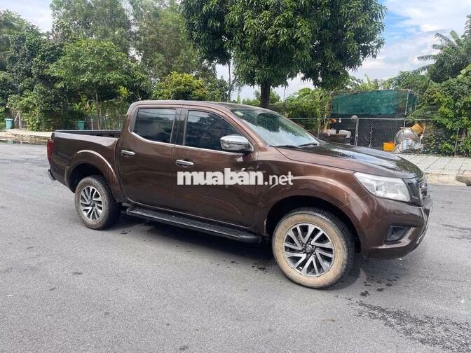 Nissan Navara 5 chỗ màu Nâu 4x4