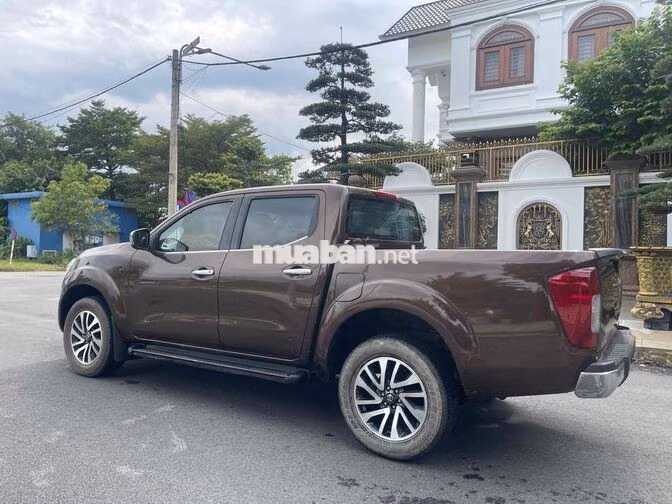 Nissan Navara 5 chỗ màu Nâu 4x4