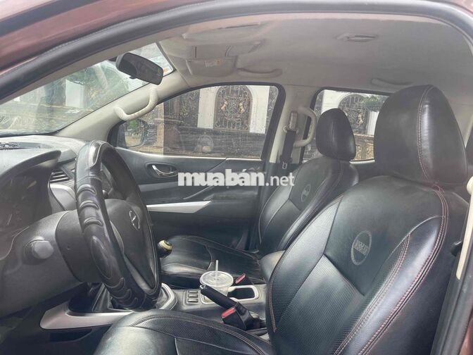 Nissan Navara 5 chỗ màu Nâu 4x4