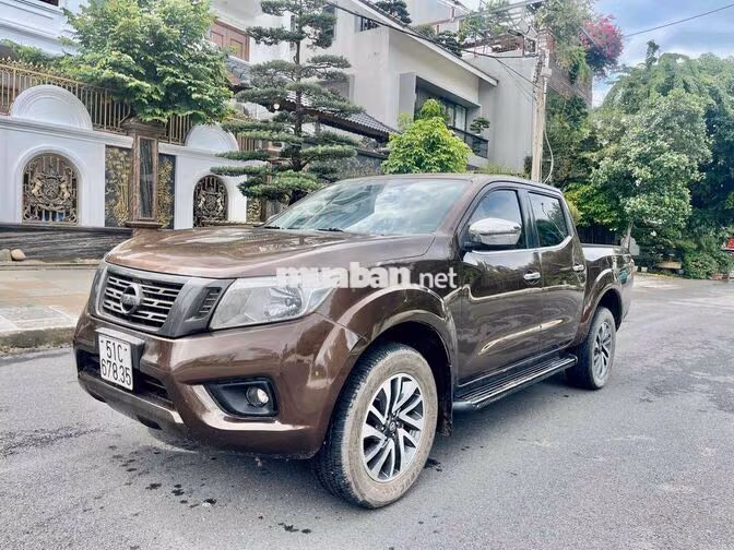 Nissan Navara 5 chỗ màu Nâu 4x4