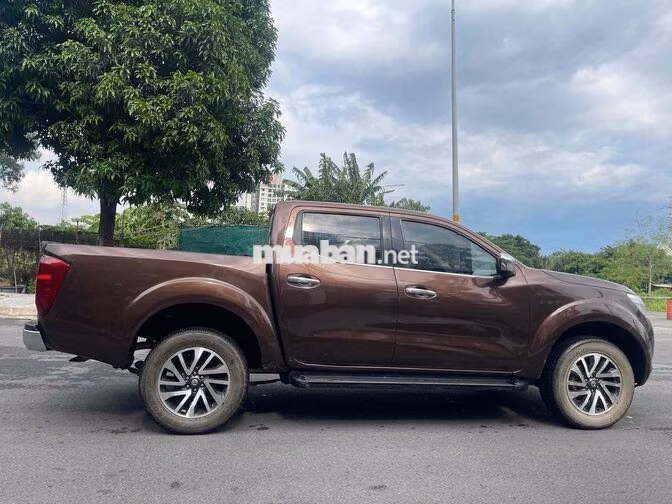 Nissan Navara 5 chỗ màu Nâu 4x4