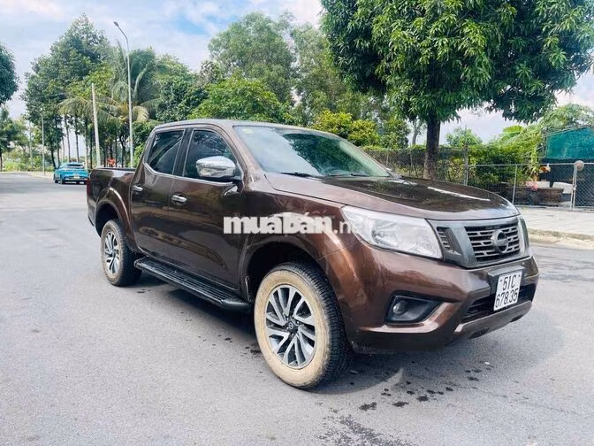 Nissan Navara 5 chỗ màu Nâu 4x4