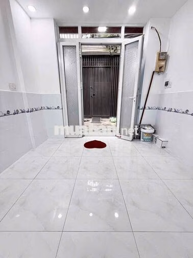 Nhà cách ngã 6 GV 200m, cho thuê 6tr/tháng, khu dân cư an ninh, nhà mo