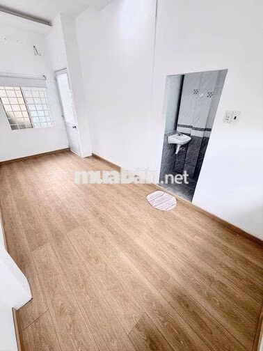 Nhà cách ngã 6 GV 200m, cho thuê 6tr/tháng, khu dân cư an ninh, nhà mo
