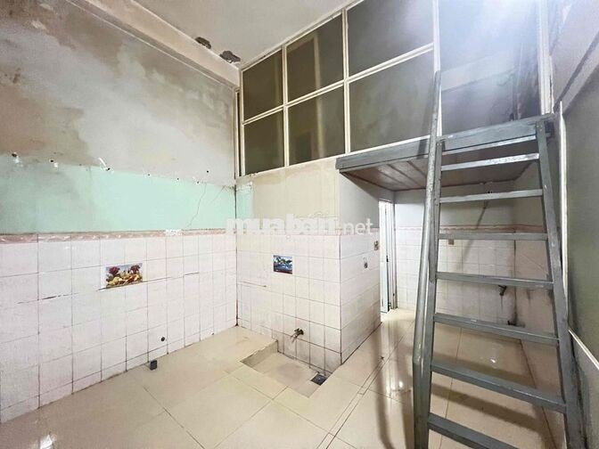 Cho thuê mặt bằng siêu rộng có 2 chỗ ngủ ở Bùi Văn Ba, Q7