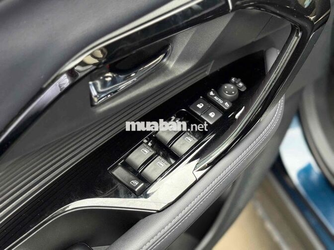 YARIS CROSS 2025 - xe tại hãng (GIÁ CÒN GIẢM)