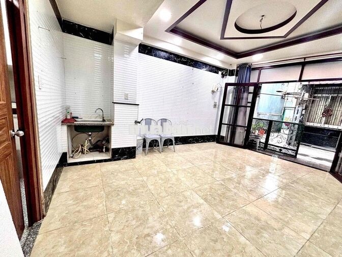 CHO MẶT BẰNG KINH DOANH Ở ĐƯỢC NGAY ĐẦM SEN - LẠC LONG QUÂN