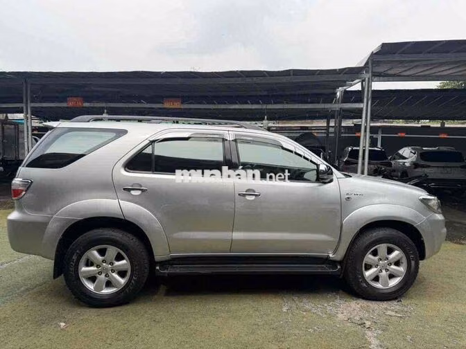 Toyota Fortuner 2011 2 cầu Số tự động Xăng Bạc