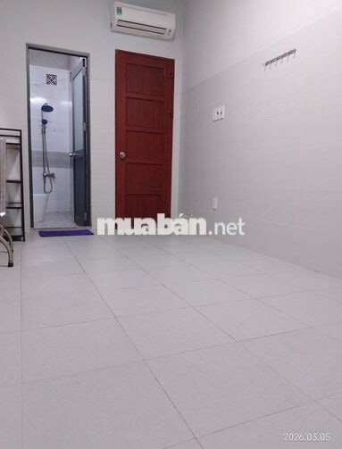 Phòng đẹp thoáng mát có cửa sổ, máy lạnh Daikin, P7, Q8