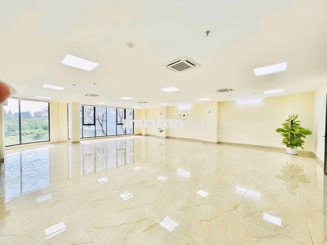 Cho thuê văn phòng tại Huỳnh Thúc Kháng 130m2 25t view full kính