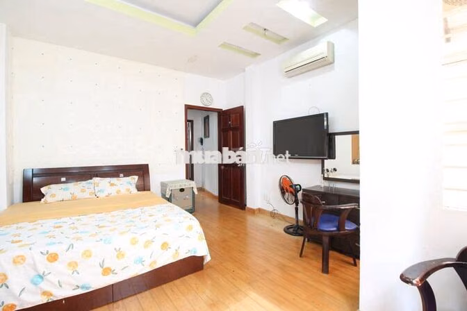 Cho thuê nguyên tầng 1  ban công đủ nội thất đường Trần Đình Xu Quận 1