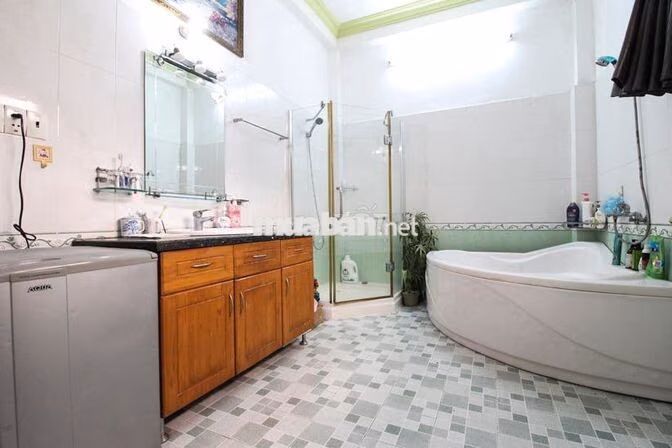 Cho thuê nguyên tầng 1  ban công đủ nội thất đường Trần Đình Xu Quận 1